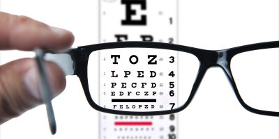 ochelari, oftalmolog, oftalmologie, optometrie, optometrist, miopie, hipermetropie, dioptrie, lentile contact, retina, glaucom, hipertensiune oculara, vedere, cristalin, cornee, implant cristalin, conjunctivita, pleoapa,
